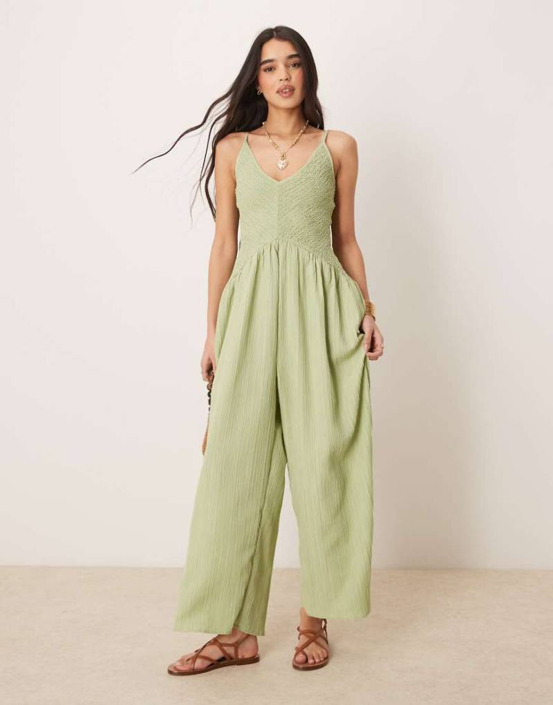 ASOS DESIGN - Jumpsuit aus Polyester in Khaki mit V-Ausschnitt, Knitterstruktur und tiefer Taille-Grün von ASOS DESIGN
