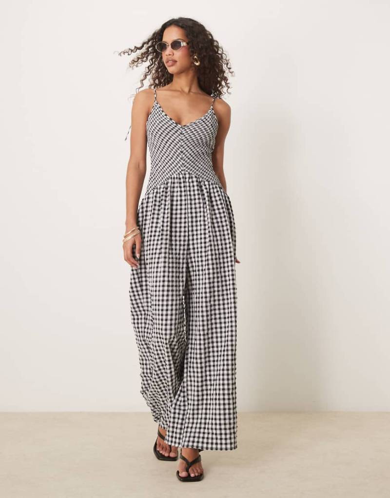 ASOS DESIGN - Jumpsuit aus Polyester mit Vichy-Karos, V-Ausschnitt, Knitterstruktur und tiefer Taille-Bunt von ASOS DESIGN