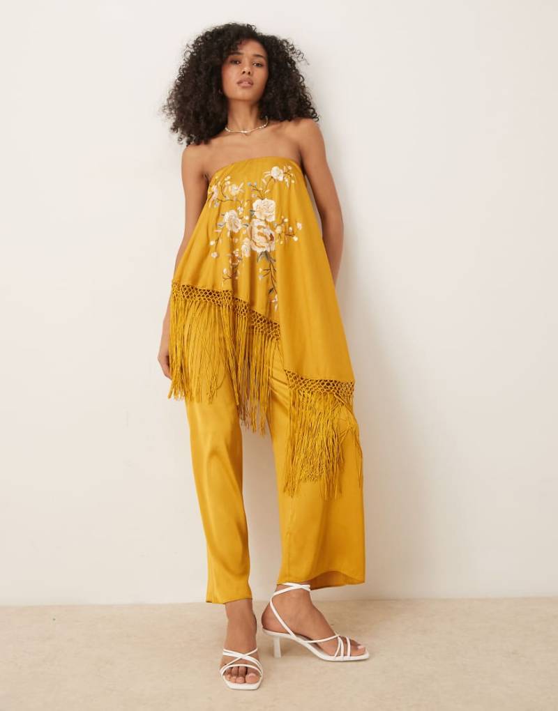 ASOS DESIGN - Jumpsuit aus Satin in Ockergelb mit bestickter Fransen-Überlage von ASOS DESIGN