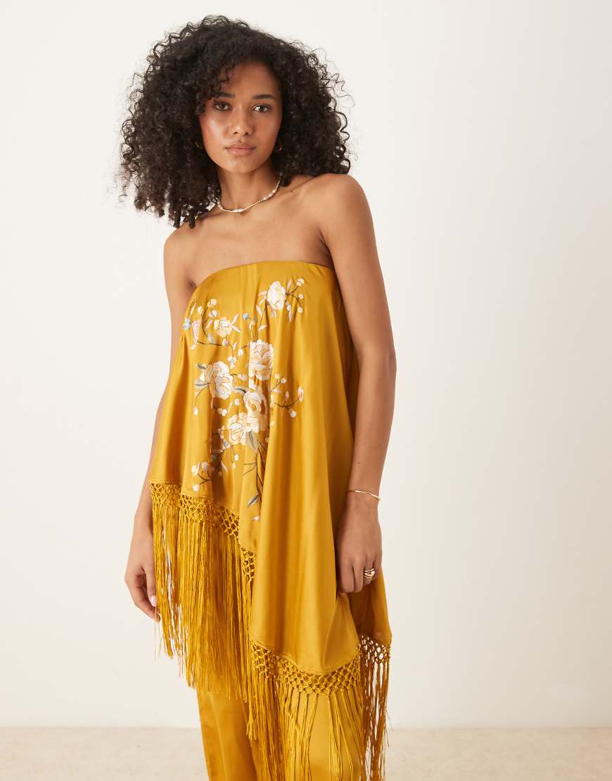 ASOS DESIGN - Jumpsuit aus Satin in Ockergelb mit bestickter Fransen-Überlage ASOS DESIGN - Jumpsuit aus Satin in Ockergelb mit bestickter Fransen-Überlage von ASOS DESIGN