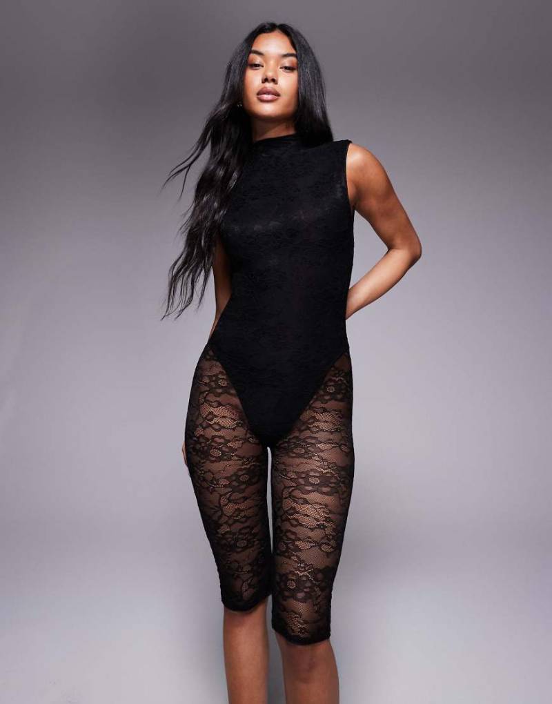 ASOS DESIGN - Jumpsuit aus Spitze mit Caprihosen-Schnitt und Wasserfallausschnitt hinten-Schwarz von ASOS DESIGN