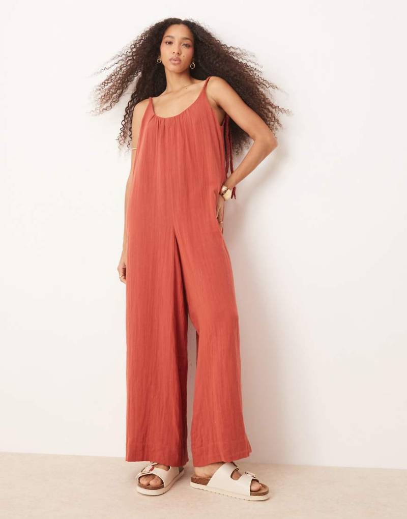 ASOS DESIGN - Jumpsuit aus doppellagigem Stoff in Rostrot mit geflochtenen Schulterträgern und U-Ausschnitt von ASOS DESIGN