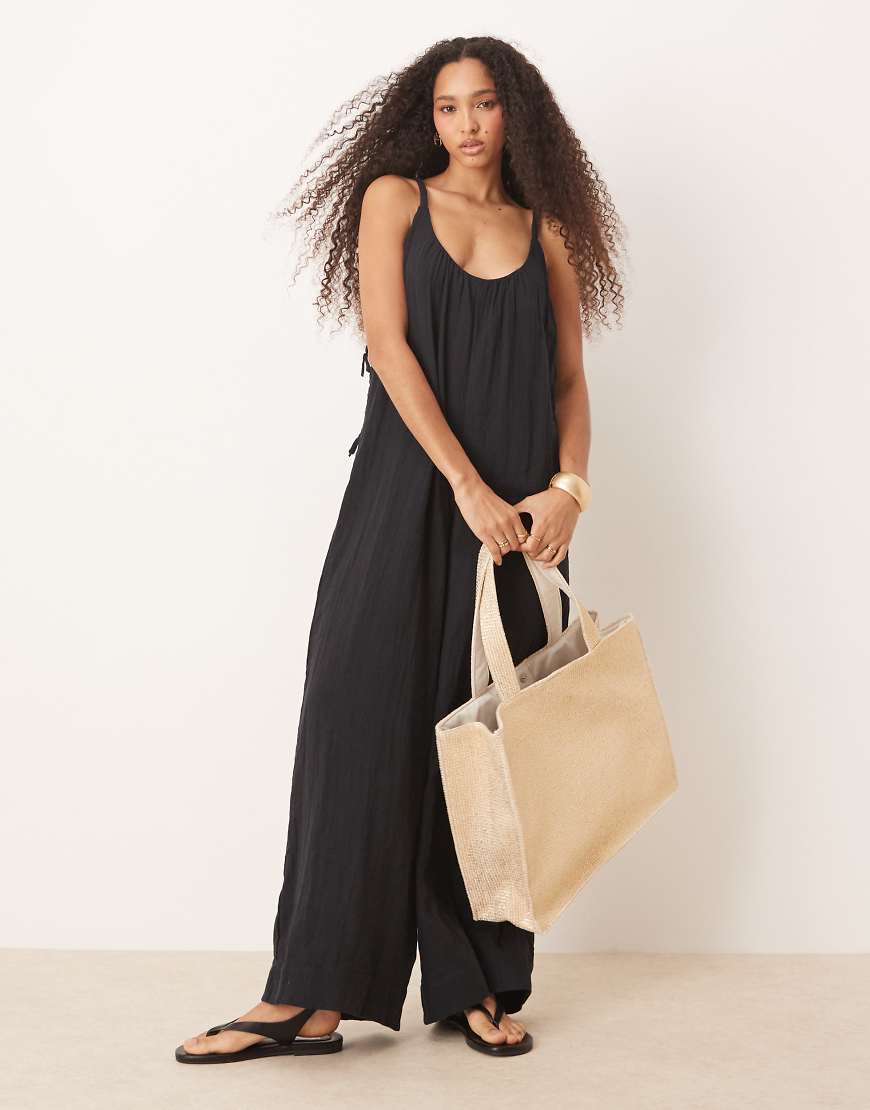 ASOS DESIGN - Jumpsuit aus doppellagigem Stoff in Schwarz mit geflochtenen Schulterträgern und U-Ausschnitt ASOS DESIGN - Jumpsuit aus doppellagigem Stoff in Schwarz mit geflochtenen Schulterträgern und U-Ausschnitt von ASOS DESIGN