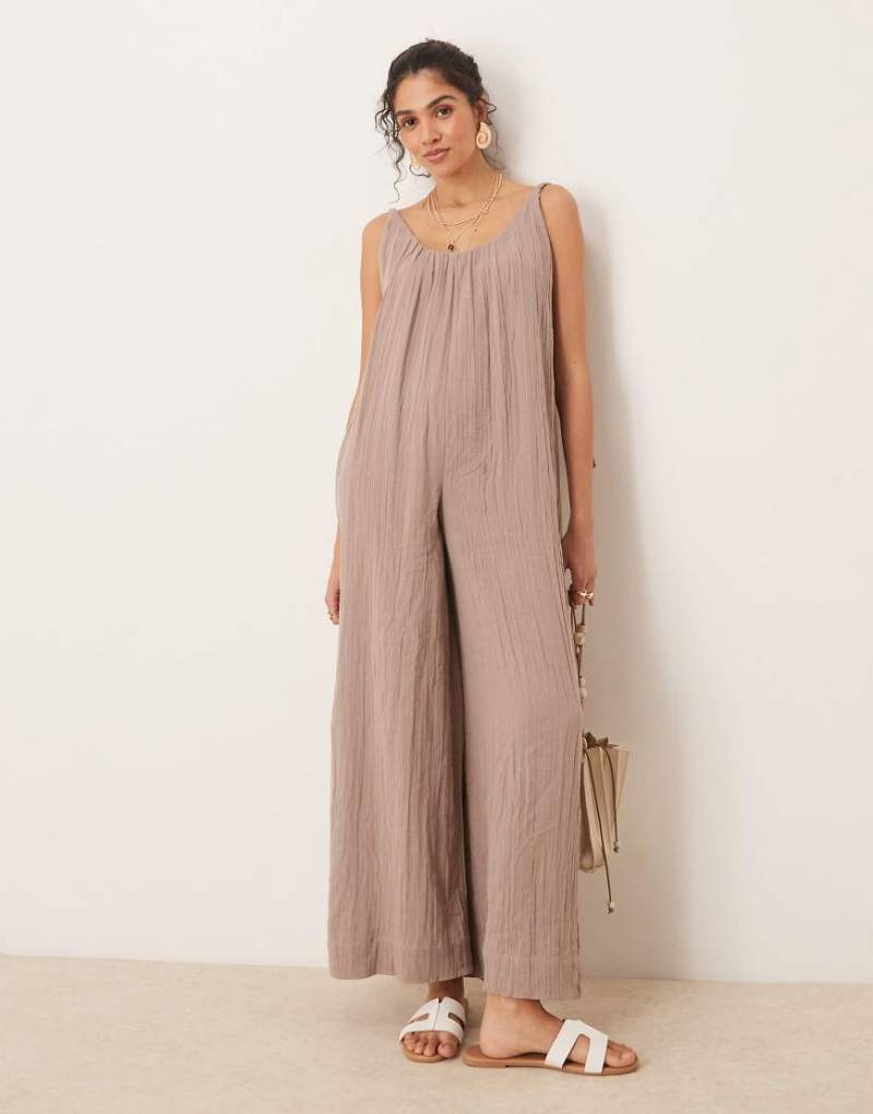 ASOS DESIGN - Jumpsuit aus doppellagigem Stoff in Taupe mit geflochtenen Schulterträgern und U-Ausschnitt-Neutral von ASOS DESIGN