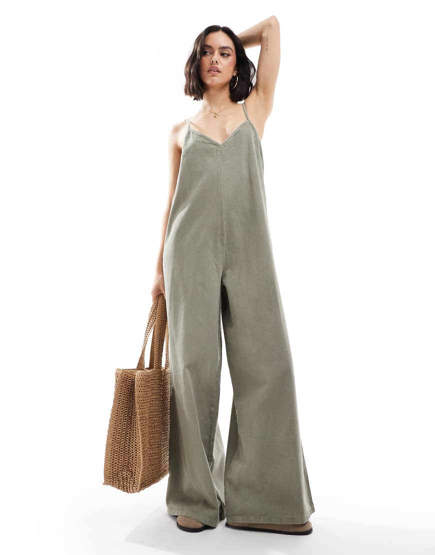 ASOS DESIGN - Jumpsuit aus weichem Denim in Khaki-Grün ASOS DESIGN - Jumpsuit aus weichem Denim in Khaki-Grün von ASOS DESIGN