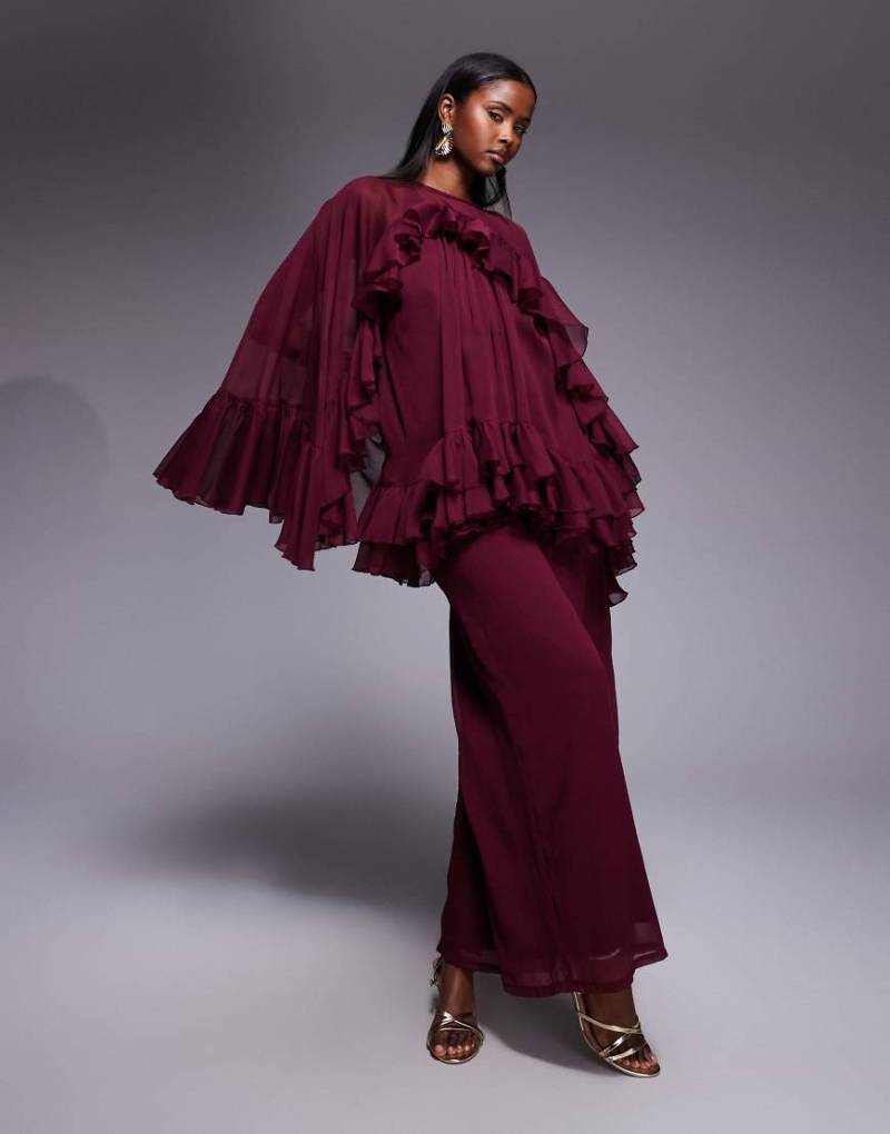 ASOS DESIGN - Jumpsuit in Beerenrot mit voluminösem, gerüschtem Cape-Lila von ASOS DESIGN