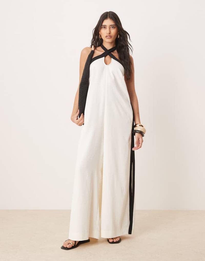 ASOS DESIGN - Jumpsuit in Creme mit überkreuztem Kontrast-Neckholder und Saumschlitz-Weiß ASOS DESIGN - Jumpsuit in Creme mit überkreuztem Kontrast-Neckholder und Saumschlitz-Weiß von ASOS DESIGN