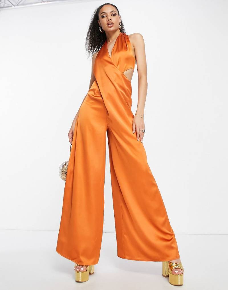 ASOS DESIGN - Jumpsuit in Kupfer mit drapierter überkreuzter Vorderseite und Zierausschnitt-Orange von ASOS DESIGN