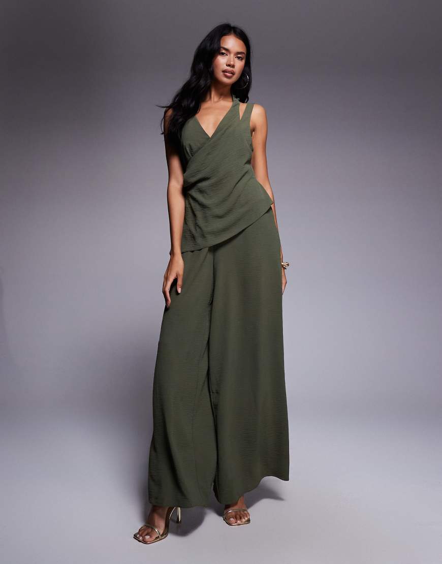 ASOS DESIGN - Jumpsuit in Olivgrün mit zweifachen Trägern, tiefem Ausschnitt und weitem Bein ASOS DESIGN - Jumpsuit in Olivgrün mit zweifachen Trägern, tiefem Ausschnitt und weitem Bein von ASOS DESIGN
