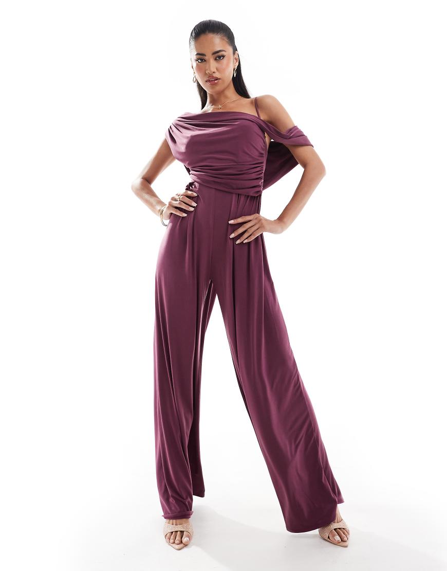 ASOS DESIGN - Jumpsuit in Pflaume mit abfallender Schulterpartie und weitem Bein-Braun von ASOS DESIGN
