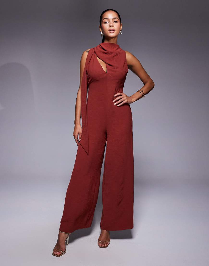 ASOS DESIGN - Jumpsuit in Rostrot mit drapiertem Wasserfallausschnitt, weitem Bein und Bindedetail von ASOS DESIGN