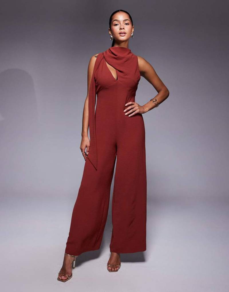 ASOS DESIGN - Jumpsuit in Rostrot mit drapiertem Wasserfallausschnitt, weitem Bein und Bindedetail von ASOS DESIGN