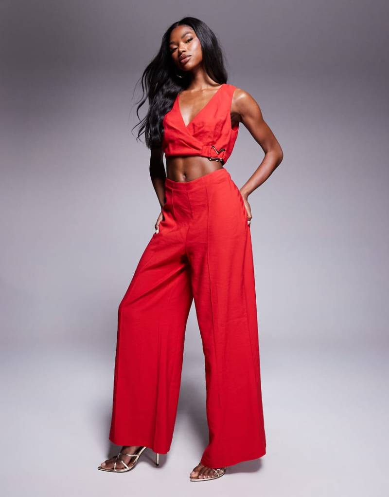 ASOS DESIGN - Jumpsuit in Rot mit Wickeldesign vorne, Zierausschnitt und Schnallendetail von ASOS DESIGN
