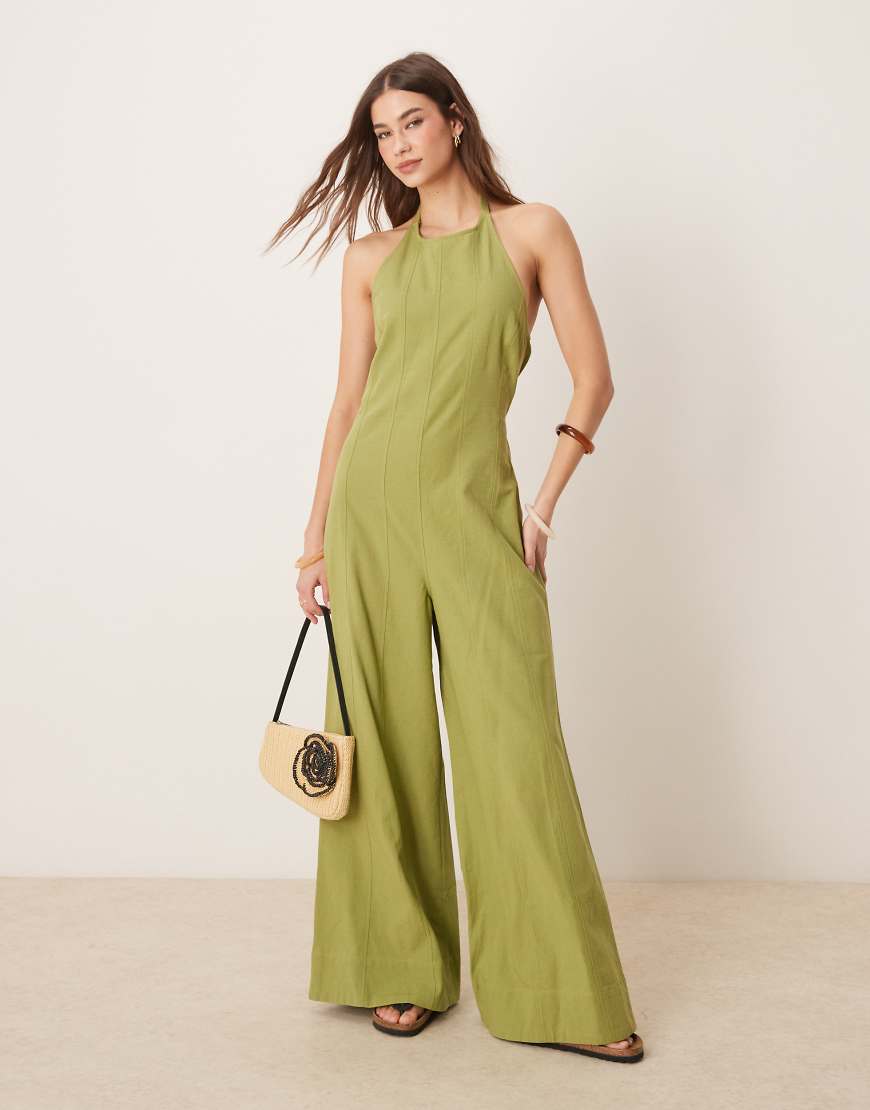 ASOS DESIGN - Jumpsuit in Salbeigrün mit weitem Bein, Neckholder und Ziernähten von ASOS DESIGN