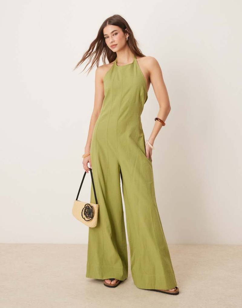 ASOS DESIGN - Jumpsuit in Salbeigrün mit weitem Bein, Neckholder und Ziernähten von ASOS DESIGN