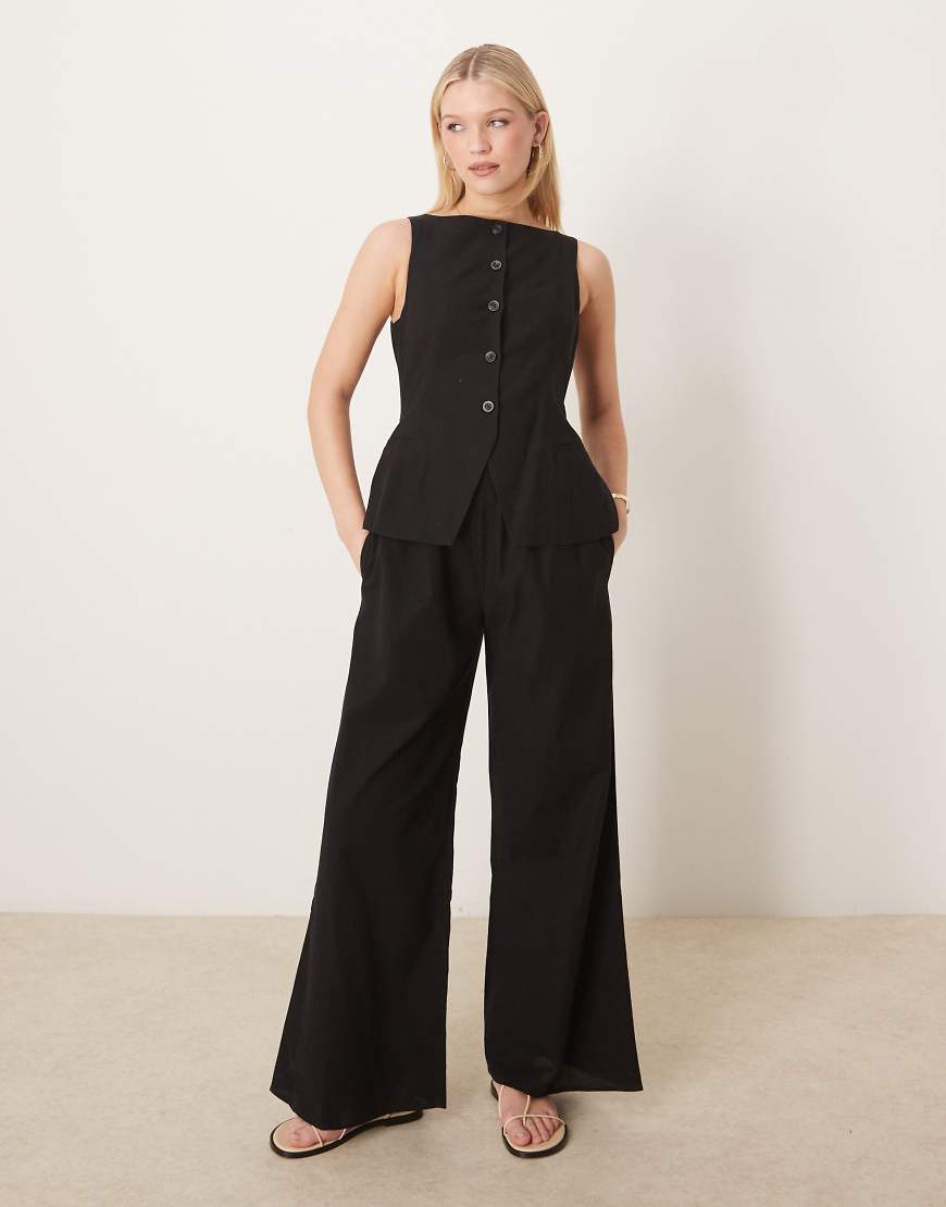 ASOS DESIGN - Jumpsuit in Schwarz mit Button-Down-Weste ASOS DESIGN - Jumpsuit in Schwarz mit Button-Down-Weste von ASOS DESIGN