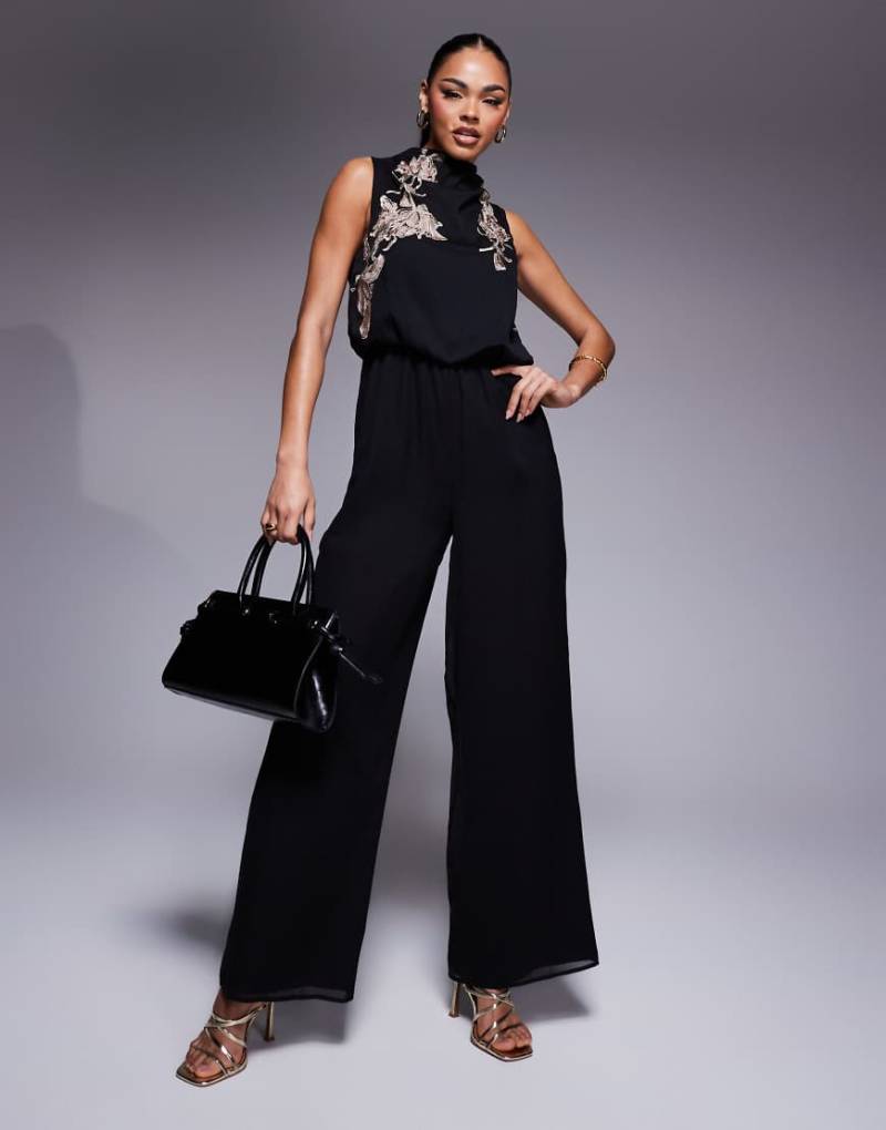 ASOS DESIGN - Jumpsuit in Schwarz mit Stickerei, weitem Bein und Wasserfallausschnitt ASOS DESIGN - Jumpsuit in Schwarz mit Stickerei, weitem Bein und Wasserfallausschnitt von ASOS DESIGN