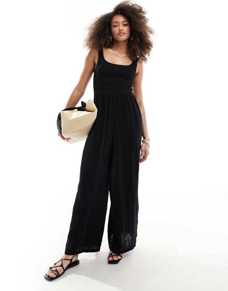 ASOS DESIGN - Jumpsuit in Schwarz mit U-Ausschnitt und weitem Bein von ASOS DESIGN