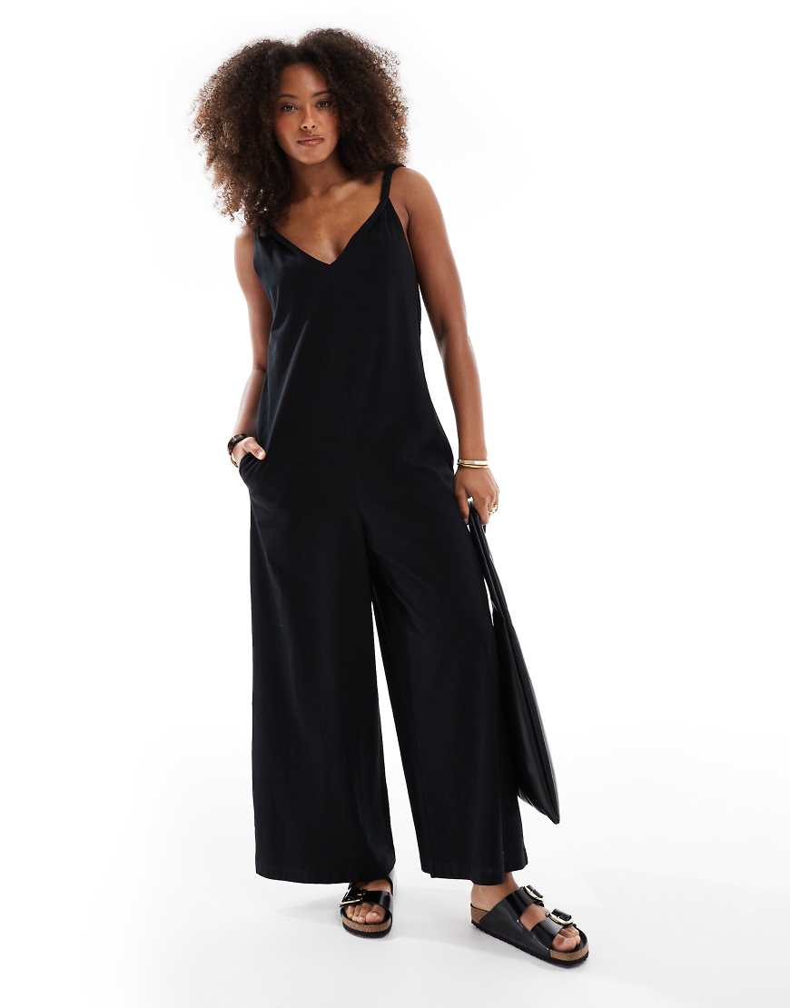 ASOS DESIGN - Jumpsuit in Schwarz mit verdrehten Trägern ASOS DESIGN - Jumpsuit in Schwarz mit verdrehten Trägern von ASOS DESIGN