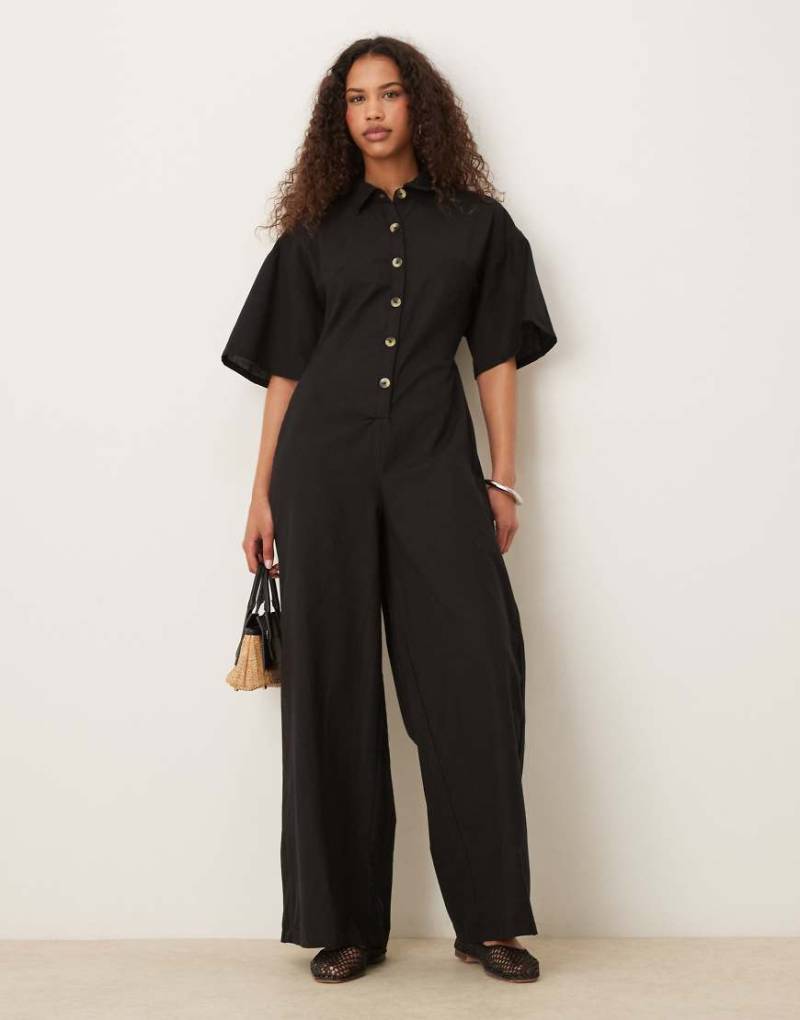 ASOS DESIGN - Jumpsuit in Schwarz mit weitem Bein, Kragen und Knopfleiste von ASOS DESIGN