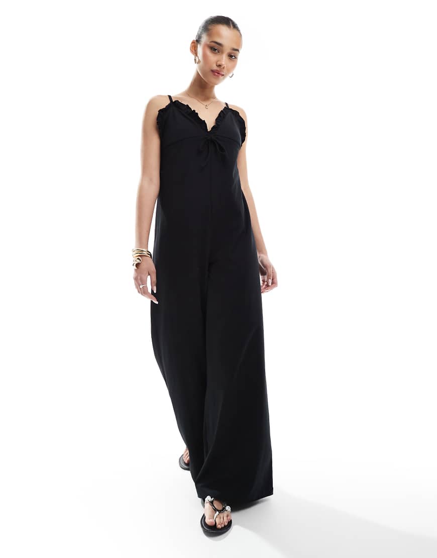 ASOS DESIGN - Jumpsuit in Schwarz mit weitem Bein, Rüschen und schmalen Trägern ASOS DESIGN - Jumpsuit in Schwarz mit weitem Bein, Rüschen und schmalen Trägern von ASOS DESIGN