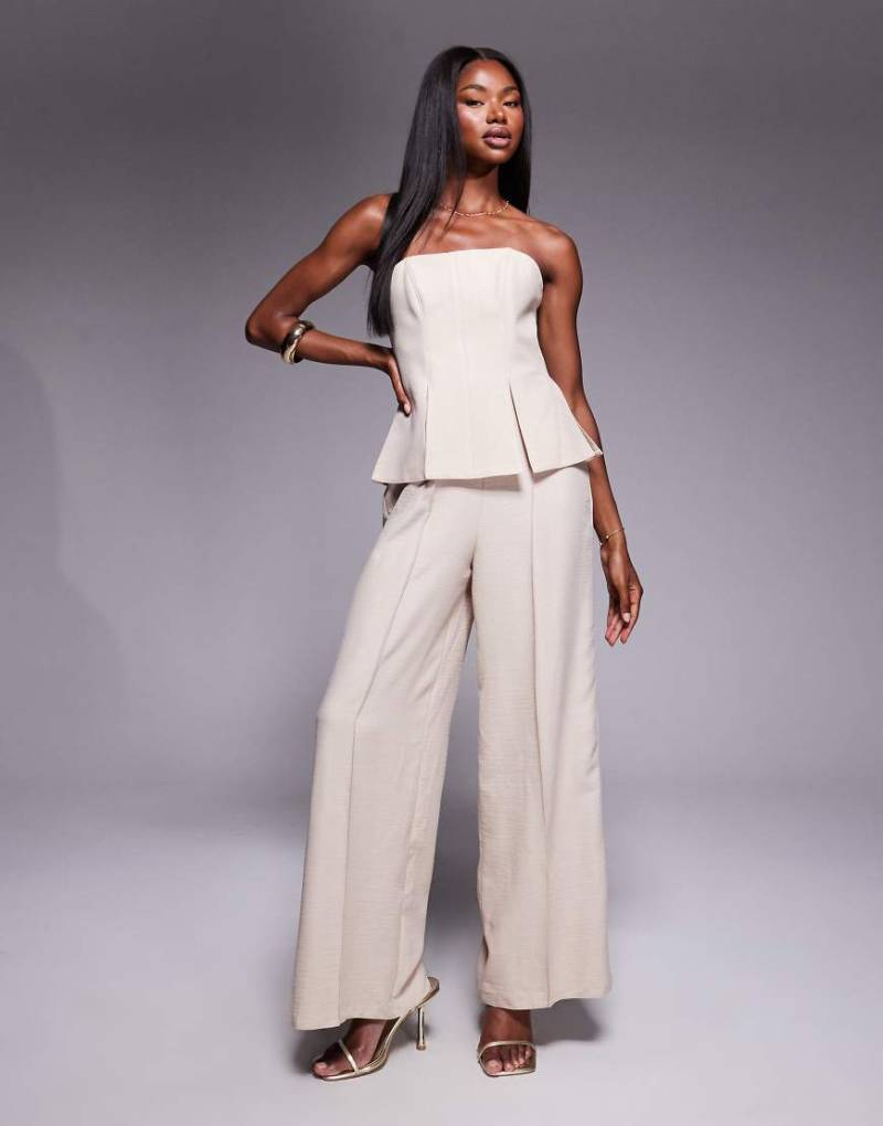 ASOS DESIGN - Jumpsuit in Steinbeige mit Korsett-Oberlage und Strukturmuster-Neutral von ASOS DESIGN