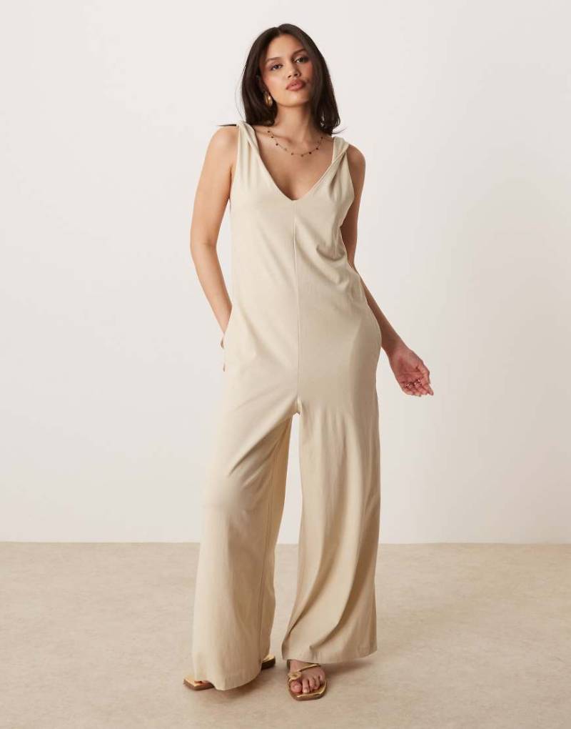 ASOS DESIGN - Jumpsuit in Steinbeige mit verdrehten Trägern-Neutral ASOS DESIGN - Jumpsuit in Steinbeige mit verdrehten Trägern-Neutral von ASOS DESIGN