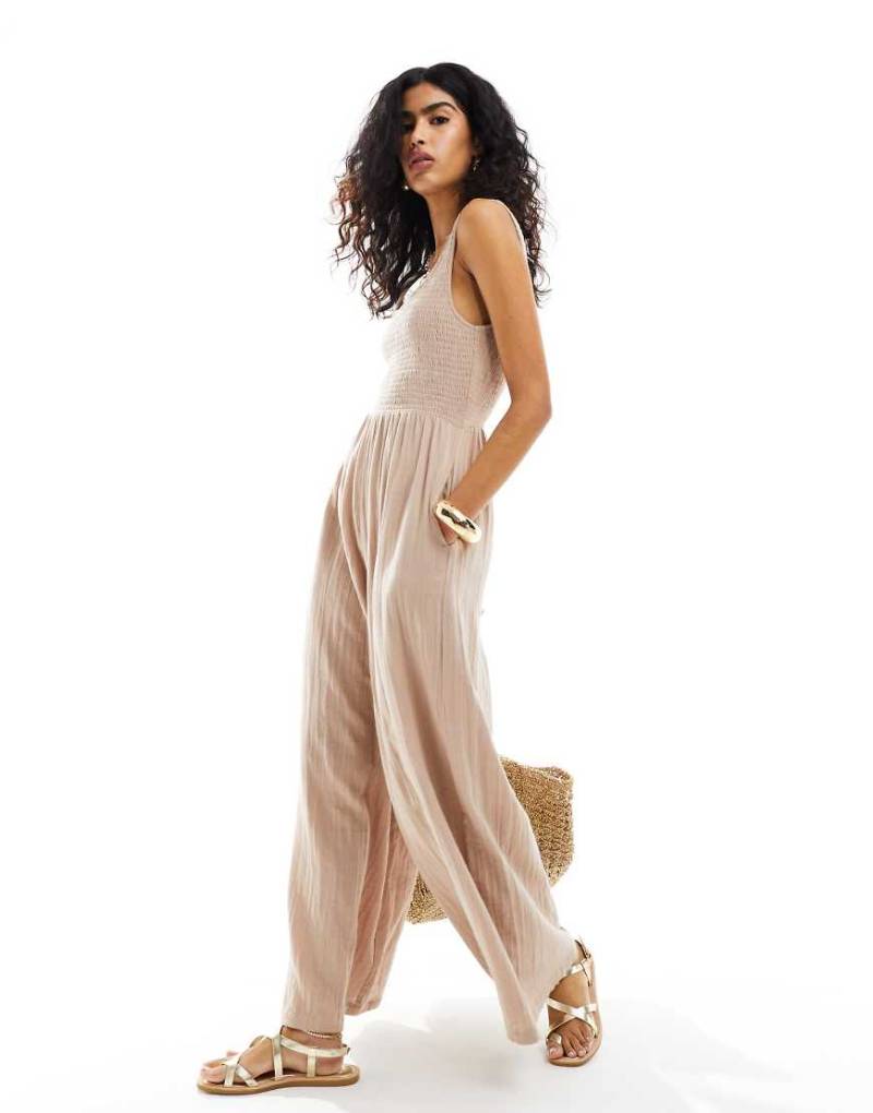 ASOS DESIGN - Jumpsuit in Taupe mit U-Ausschnitt und weitem Bein-Braun von ASOS DESIGN