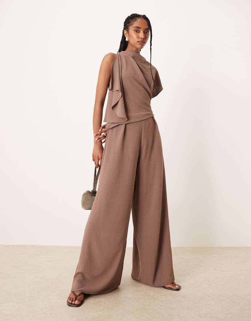 ASOS DESIGN - Jumpsuit in dunklem Taupe mit asymmetrisch drapiertem Dekolleté-Braun von ASOS DESIGN