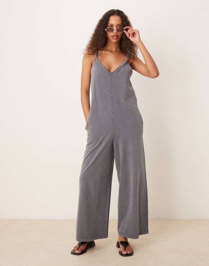 ASOS DESIGN - Jumpsuit in verwaschenem Grau mit verdrehten Trägern von ASOS DESIGN