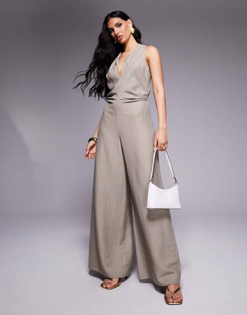 ASOS DESIGN - Jumpsuit mit Streifen, geraffter Taille und V-Ausschnitt-Grau von ASOS DESIGN