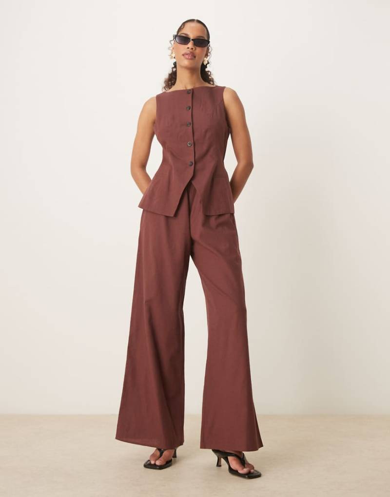 ASOS DESIGN - Jumpsuit mit Westenoberteil in Schokobraun mit Knopfleiste ASOS DESIGN - Jumpsuit mit Westenoberteil in Schokobraun mit Knopfleiste von ASOS DESIGN