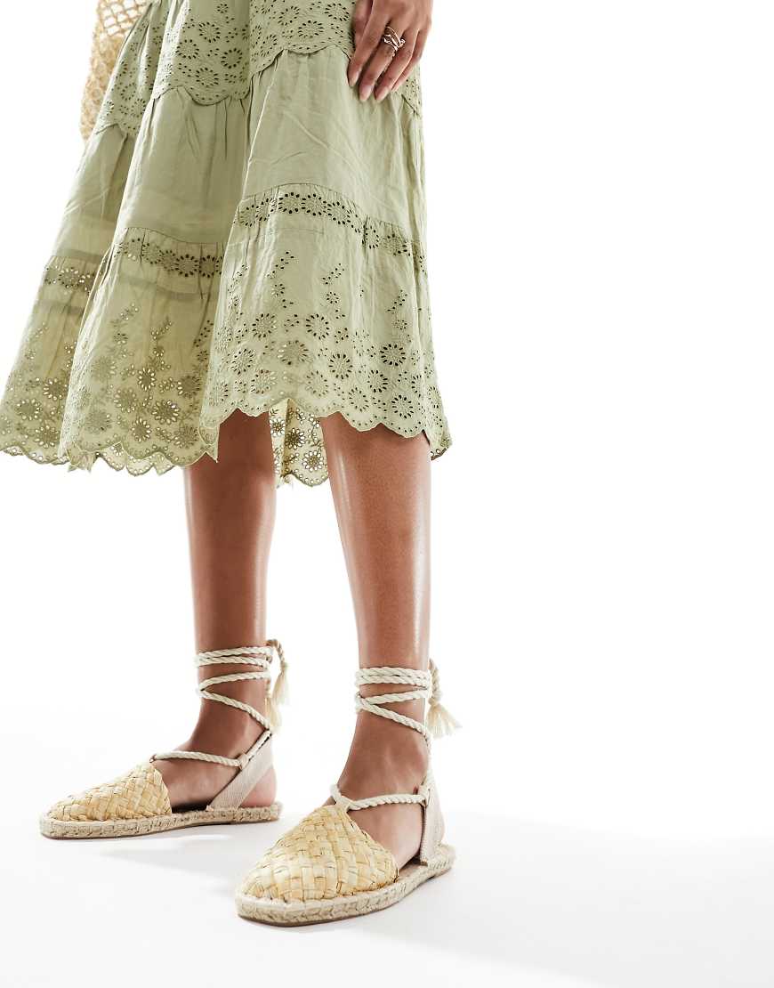 ASOS DESIGN - Jungle - Gewebte Riemchen-Espadrilles in Naturfarbe aus Bast-Neutral von ASOS DESIGN