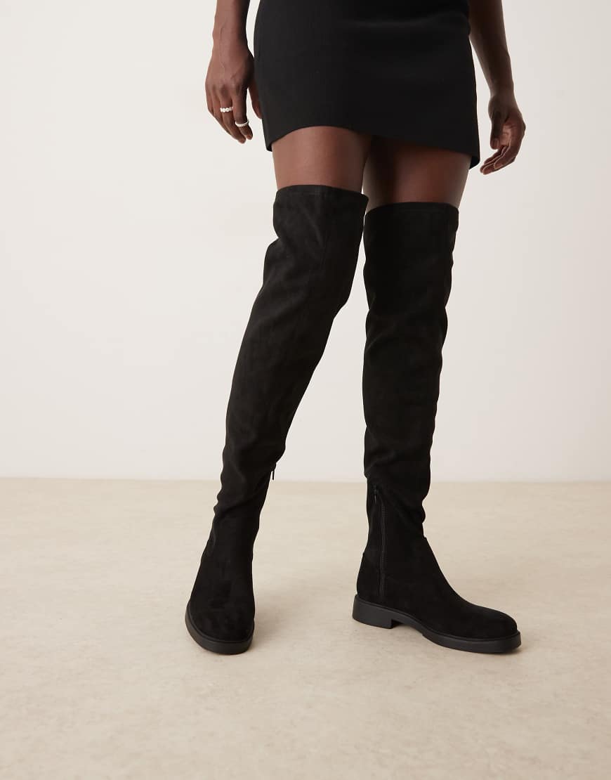 ASOS DESIGN - Kacey - Elegante, flache Overknee-Stiefel in Schwarz aus Wildlederimitat von ASOS DESIGN