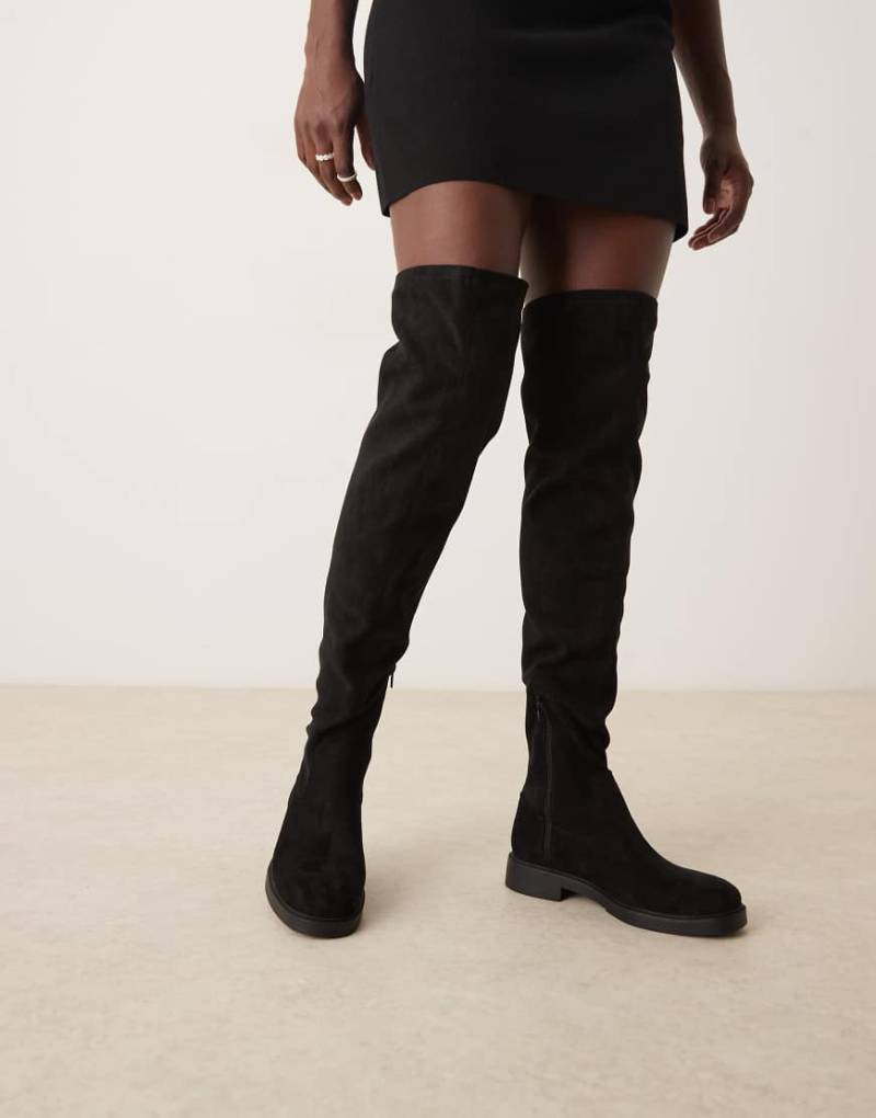 ASOS DESIGN - Kacey - Elegante, flache Overknee-Stiefel in Schwarz aus Wildlederimitat von ASOS DESIGN