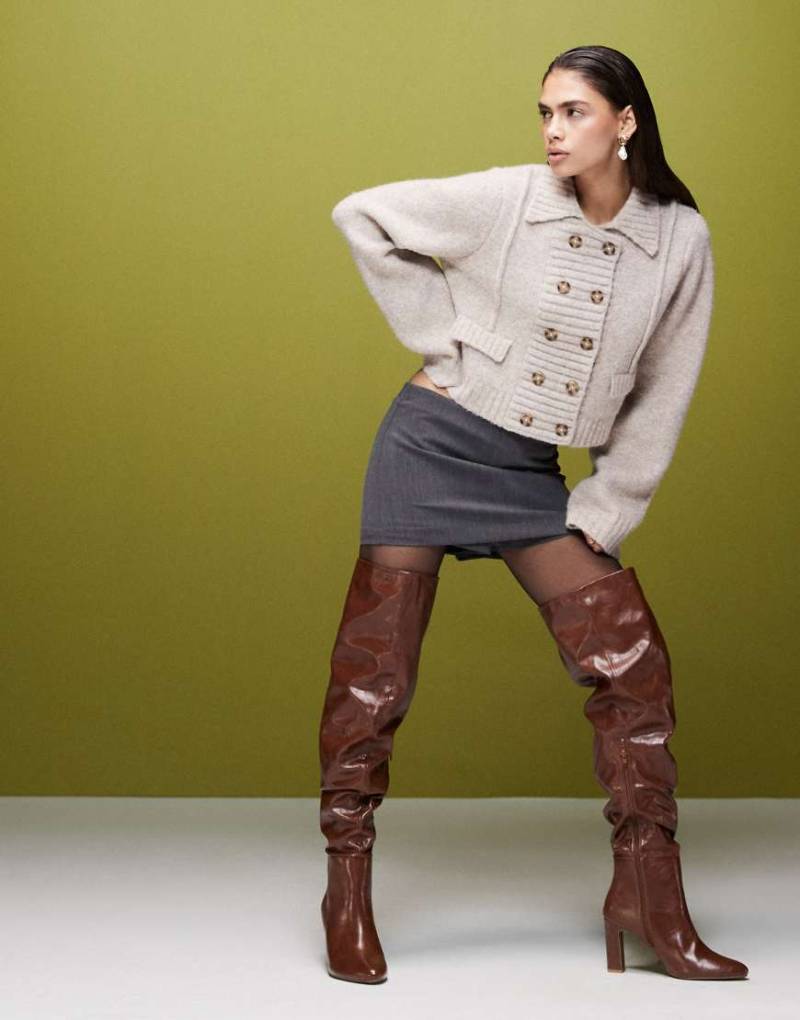 ASOS DESIGN - Kaia - Overknee-Stiefel in Hellbraun mit Blockabsatz und gerafftem Schaft von ASOS DESIGN