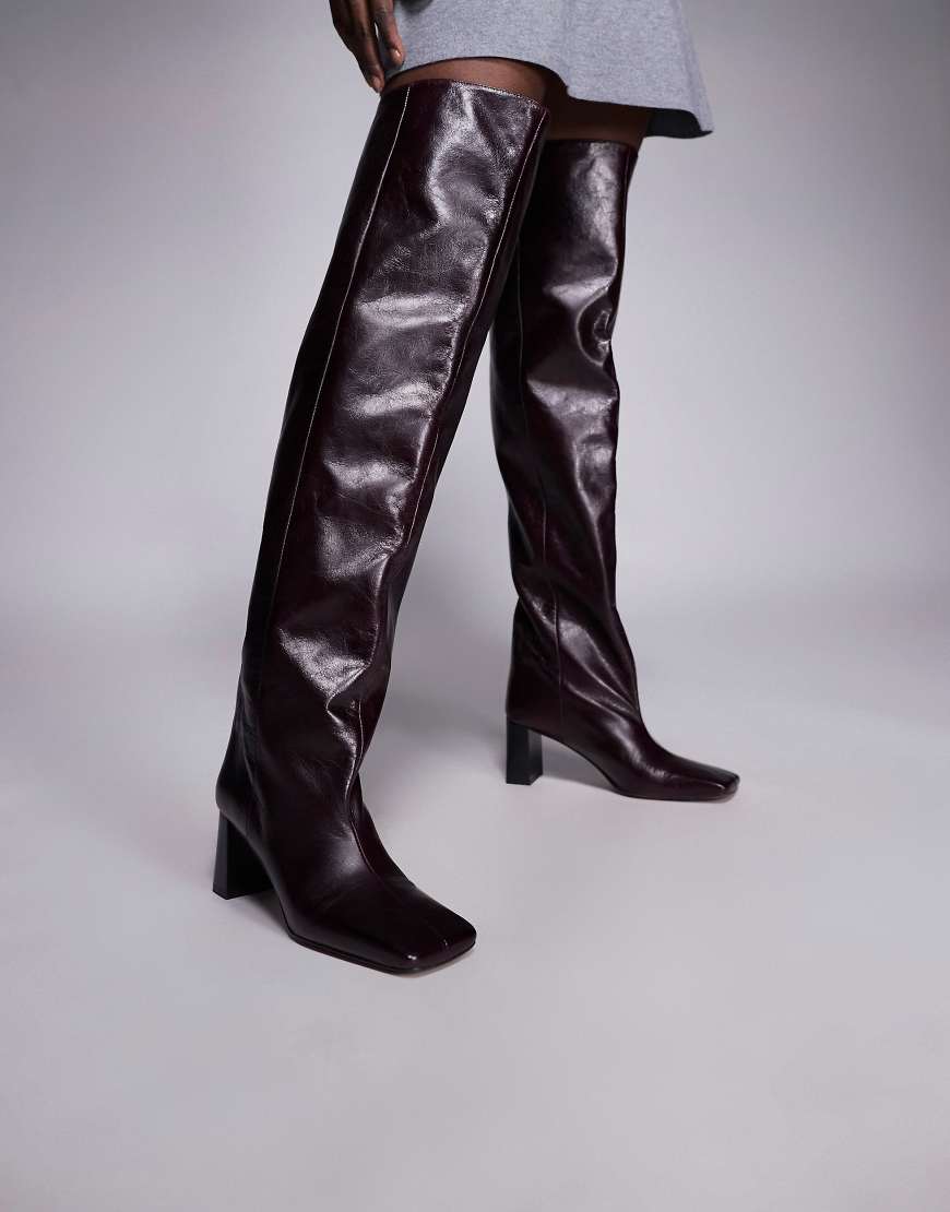 ASOS DESIGN - Kane - Weiche Overknee-Stiefel aus Leder in Burgunderrot mit eckiger Zehenpartie von ASOS DESIGN