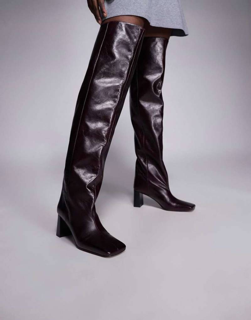 ASOS DESIGN - Kane - Weiche Overknee-Stiefel aus Leder in Burgunderrot mit eckiger Zehenpartie von ASOS DESIGN