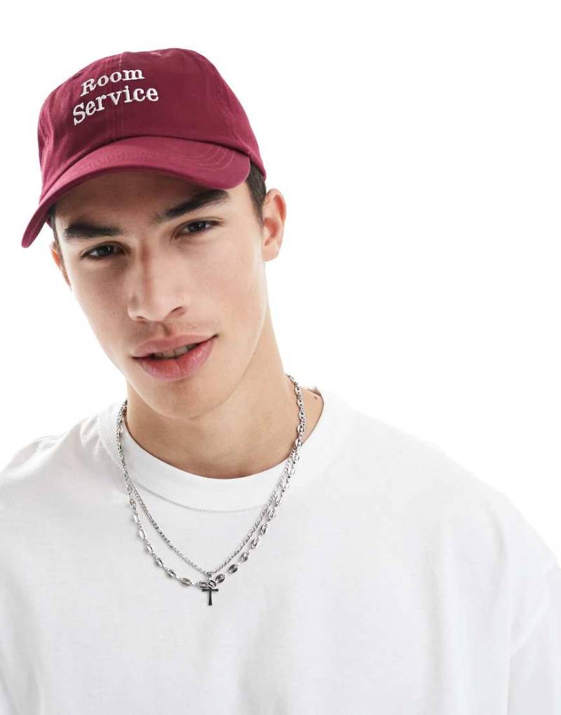 ASOS DESIGN - Kappe in Burgunderrot mit „Room Service"-Logostickerei von ASOS DESIGN