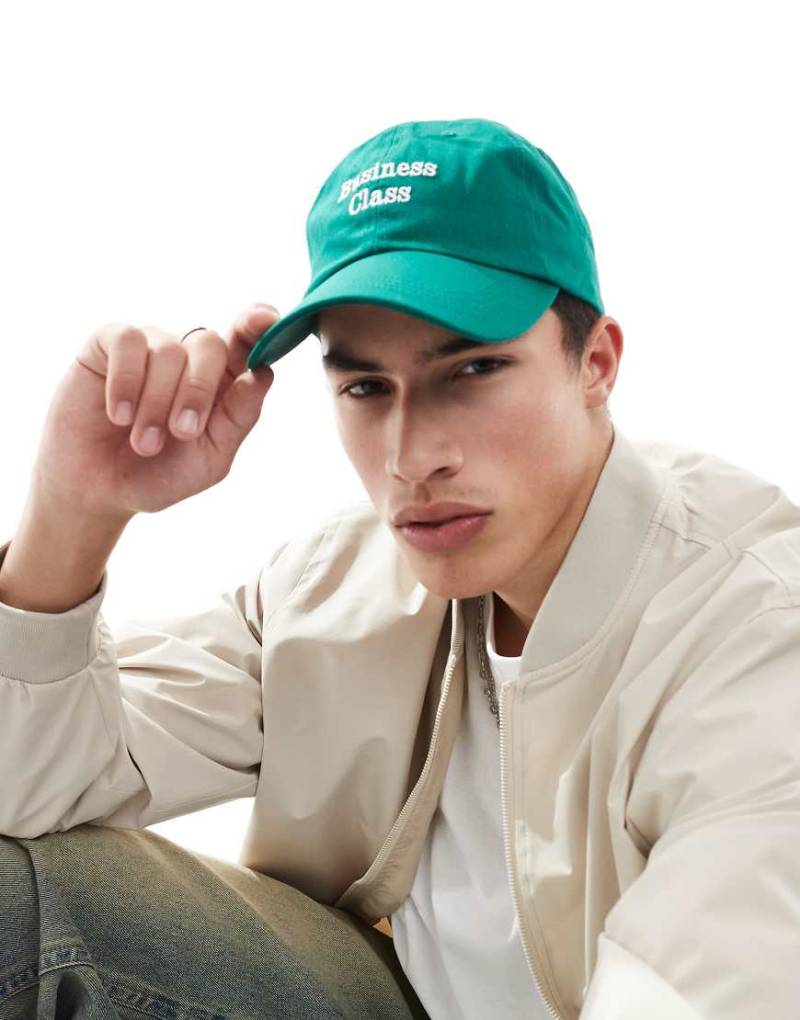 ASOS DESIGN - Kappe in Grün mit „Business Class"-Stickerei von ASOS DESIGN