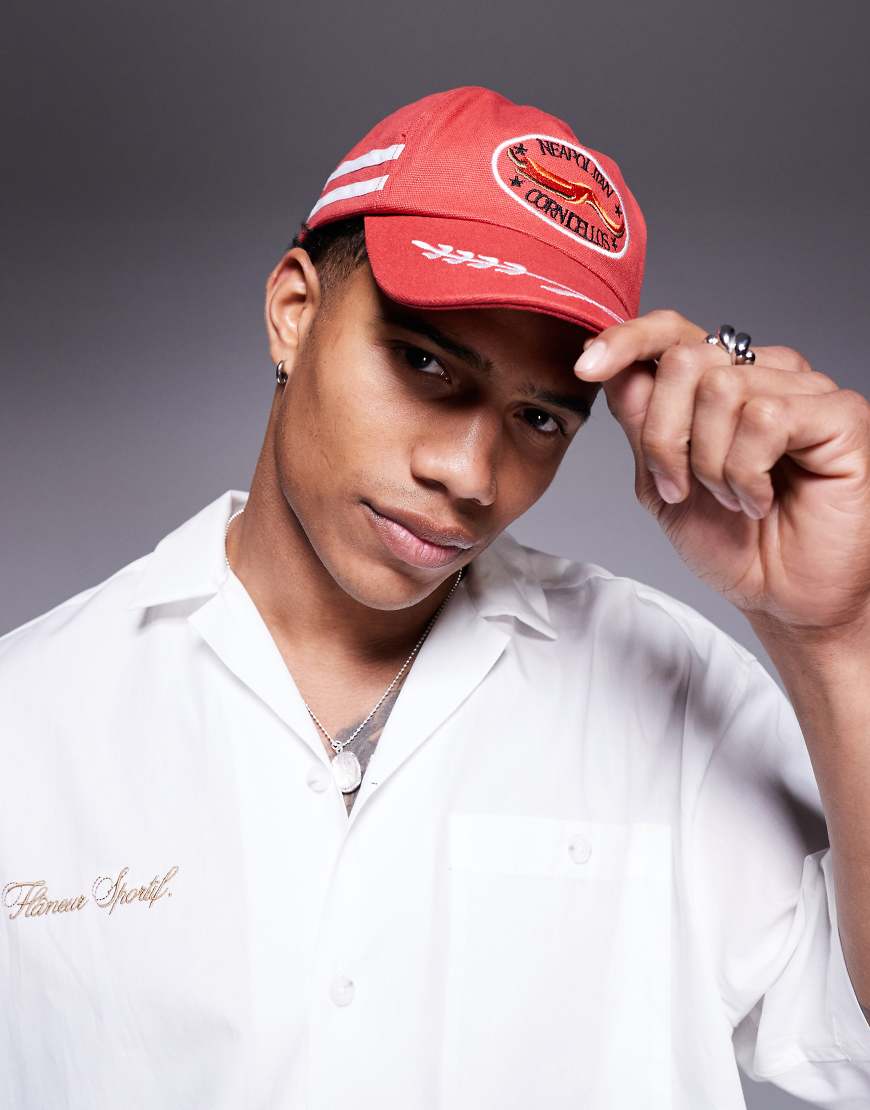 ASOS DESIGN - Kappe in Rot mit Aufnäher und Stickerei von ASOS DESIGN