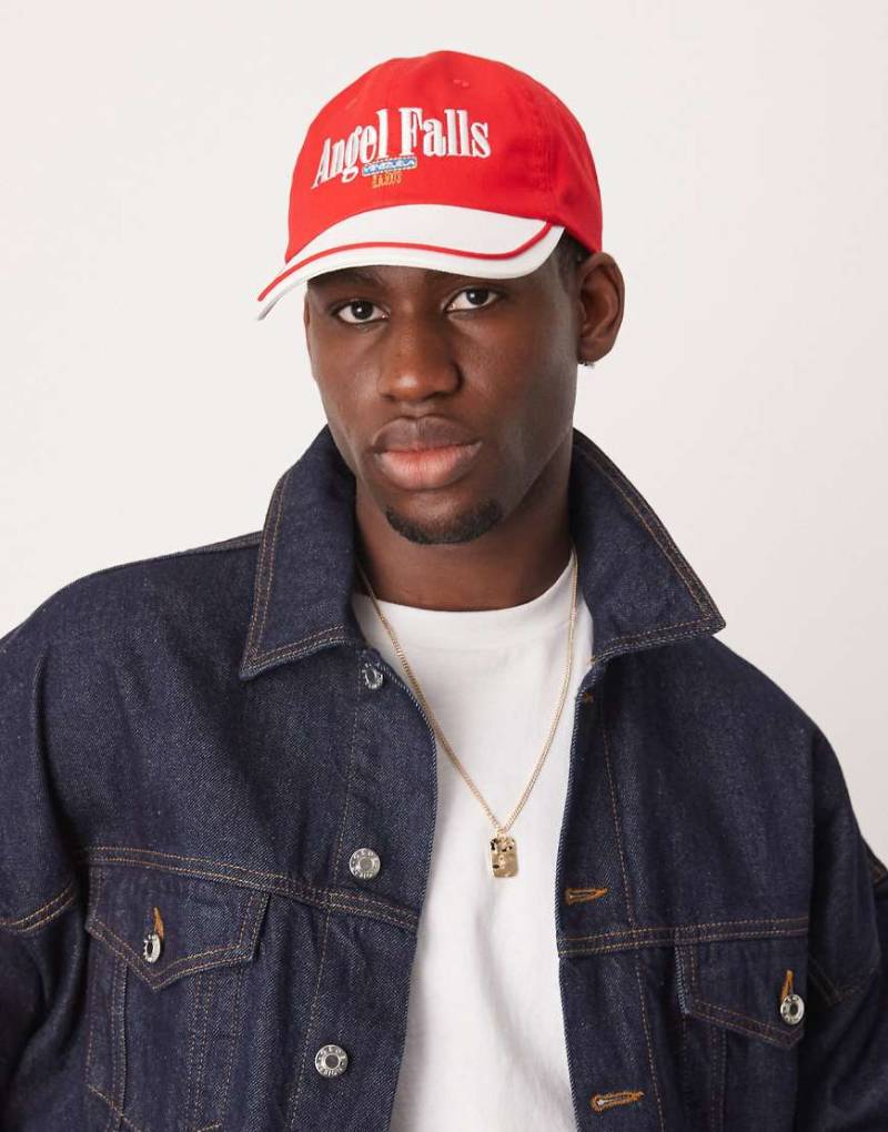 ASOS DESIGN - Baseballkappe in Rot und Weiß mit Motiv von ASOS DESIGN
