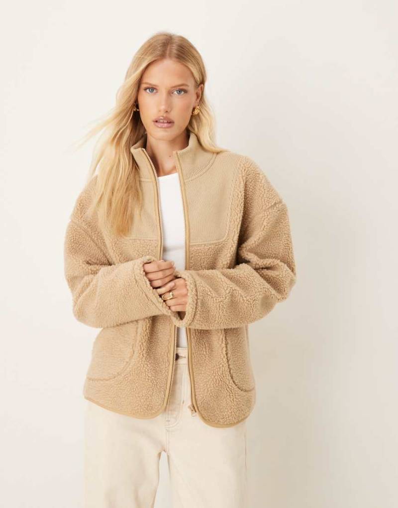 ASOS DESIGN - Jacke mit Reißverschluss aus einem Mix aus Teddyfleece und Strick in Ton-in-Ton-Beige-Neutral von ASOS DESIGN