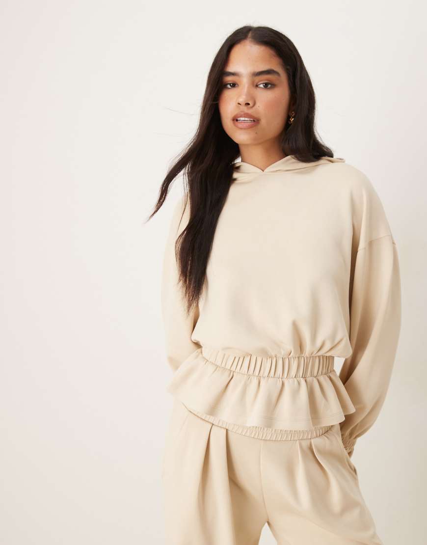ASOS DESIGN - Kapuzenpullover aus Cupro in Steinbeige mit Rüschensaum-Detail-Neutral von ASOS DESIGN