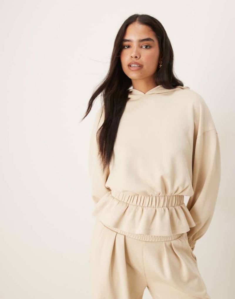 ASOS DESIGN - Kapuzenpullover aus Cupro in Steinbeige mit Rüschensaum-Detail-Neutral von ASOS DESIGN