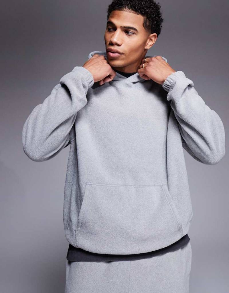 ASOS DESIGN - Kapuzenpullover aus Polarfleece in Kalkgrau von ASOS DESIGN