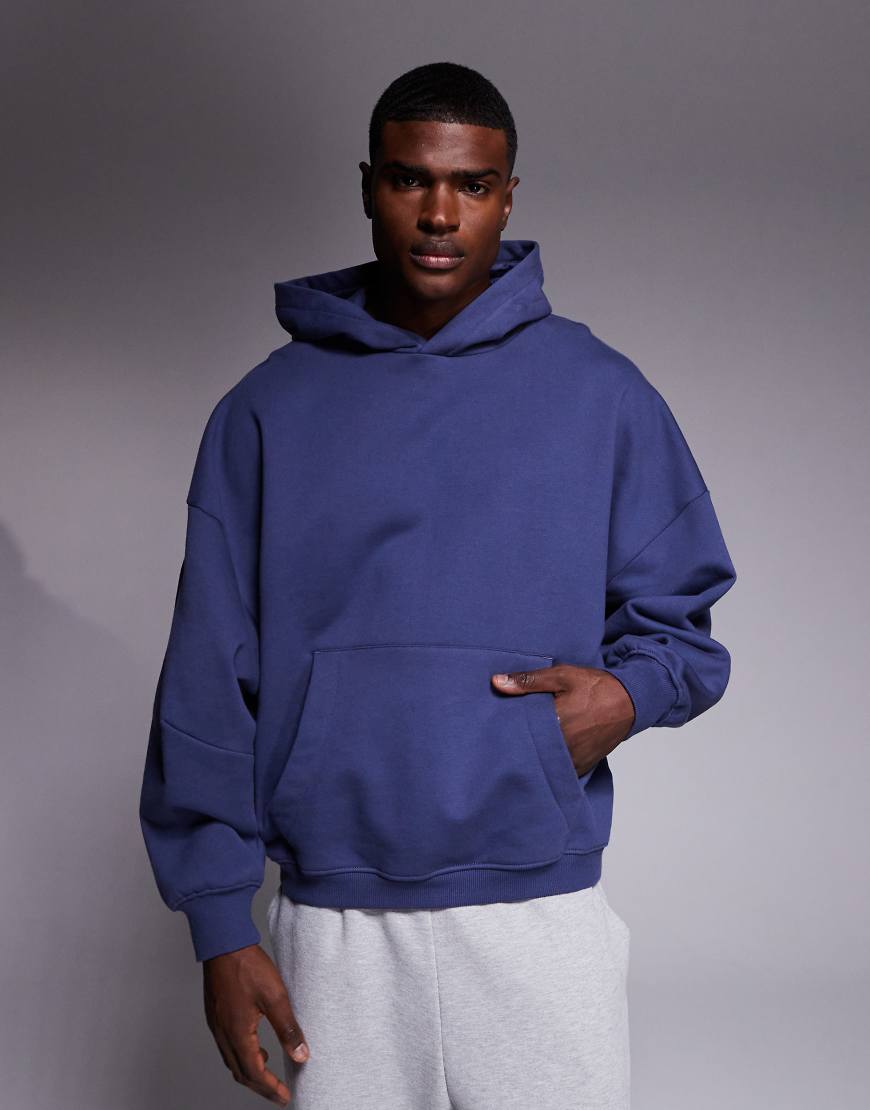 ASOS DESIGN - Kapuzenpullover aus schwerem Material in verwaschenem Marineblau mit extremer Oversize-Passform und Ärmeldetails von ASOS DESIGN