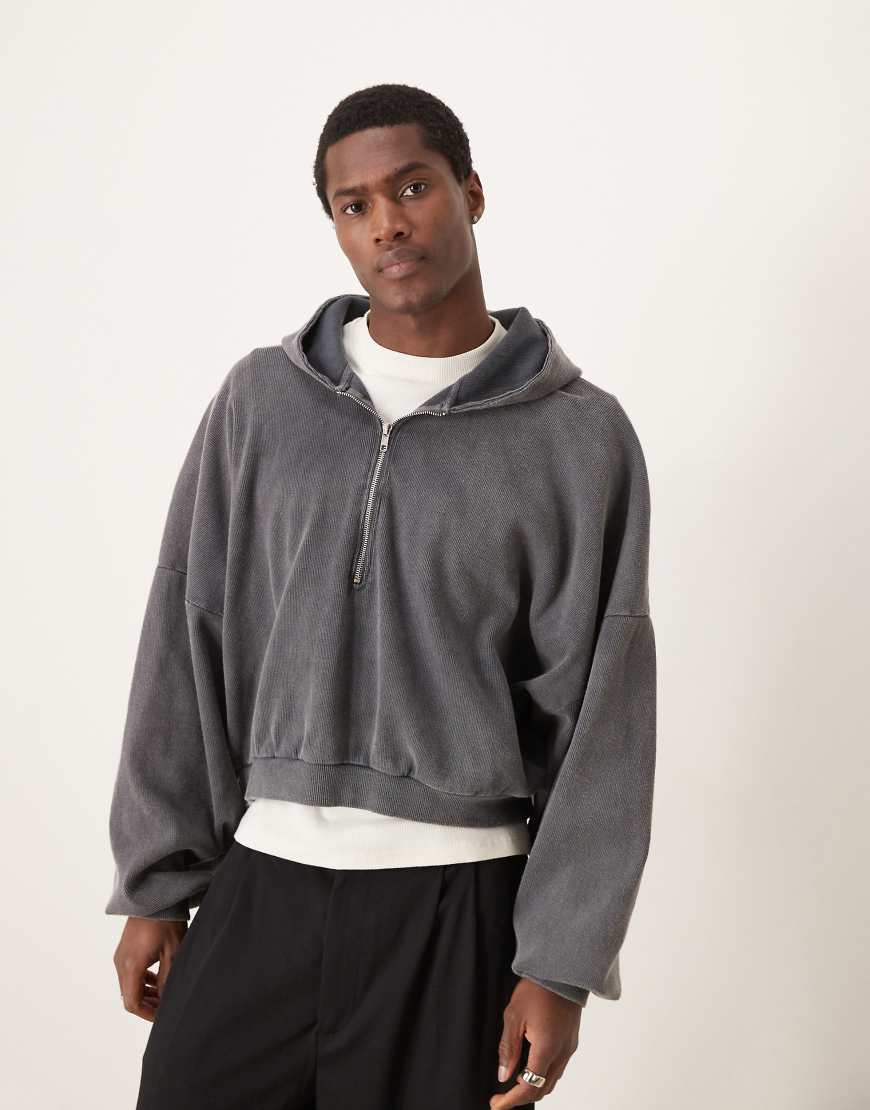ASOS DESIGN - Kapuzenpullover aus schwerem Rippmaterial in verwaschenem Grau mit extremer, kastiger Oversize-Passform und kurzem Reißverschluss-Schwarz ASOS DESIGN - Kapuzenpullover aus schwerem Rippmaterial in verwaschenem Grau mit extremer, kastiger Oversize-Passform und kurzem Reißverschluss-Schwarz von ASOS DESIGN