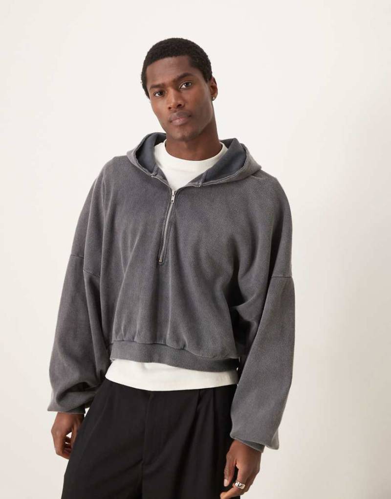 ASOS DESIGN - Kapuzenpullover aus schwerem Rippmaterial in verwaschenem Grau mit extremer, kastiger Oversize-Passform und kurzem Reißverschluss-Schwarz von ASOS DESIGN