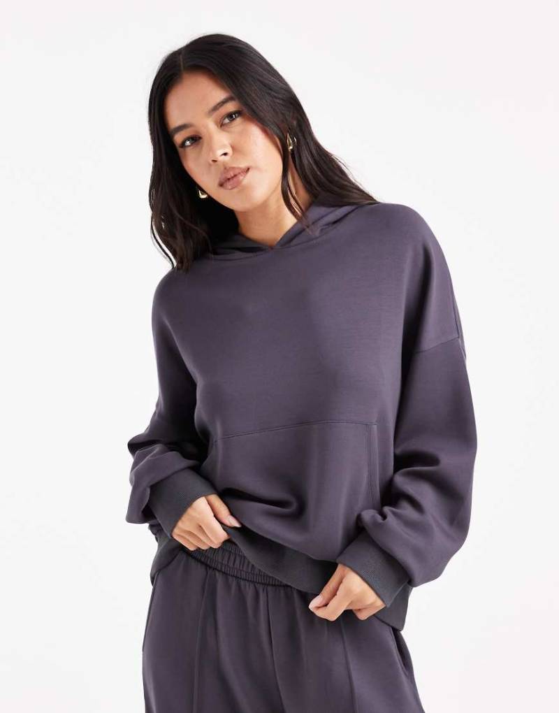ASOS DESIGN - Kapuzenpullover aus weichem Cupro in Anthrazit-Grau ASOS DESIGN - Kapuzenpullover aus weichem Cupro in Anthrazit-Grau von ASOS DESIGN